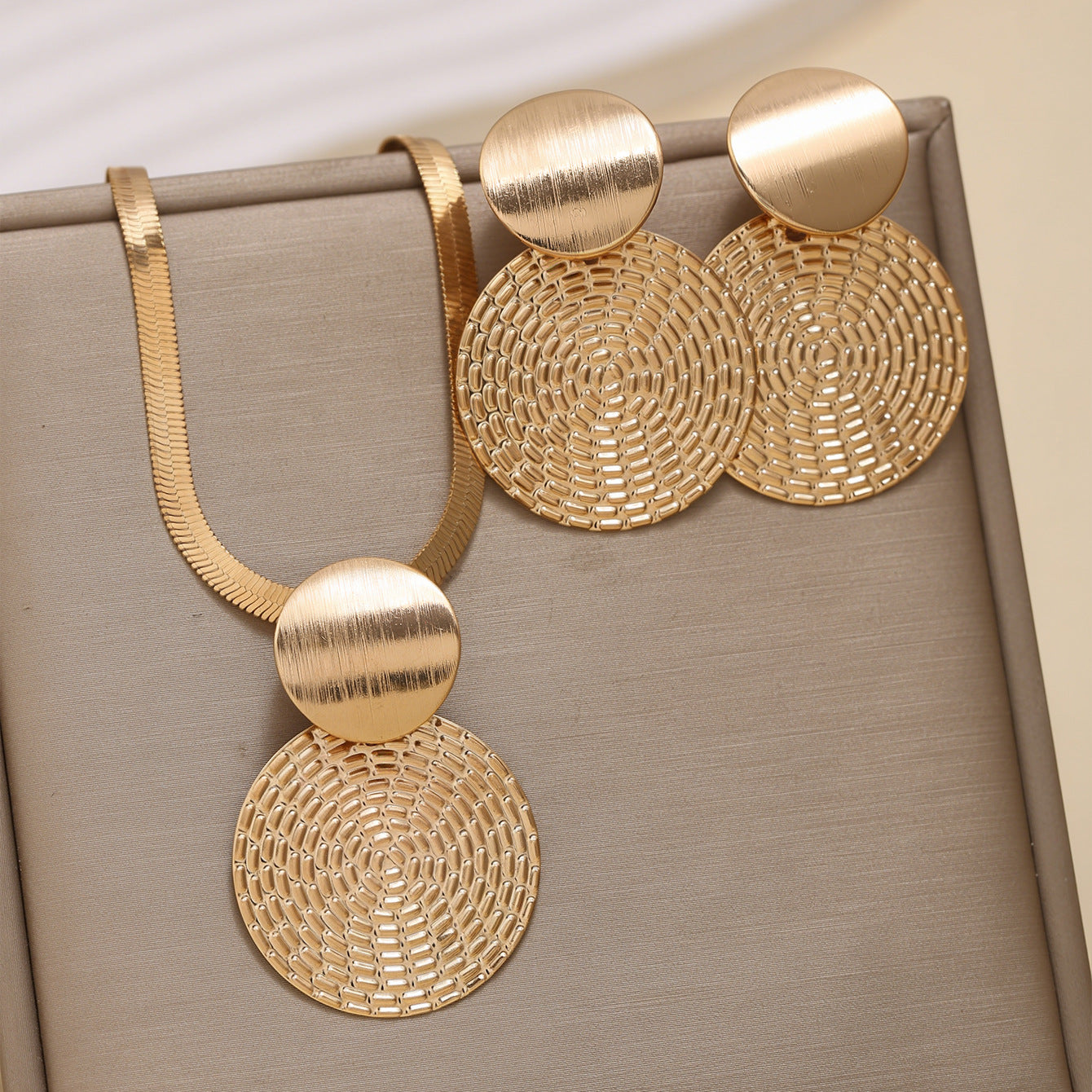 💫 LIMITED-TIME 60% OFF! ✨ Modern Geometric Jewelry Set – Gold-Plated, Lightweight, Chic 🔶